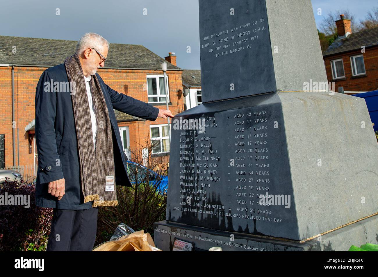 Derry, Regno Unito. 29th Jan 2022. Bloody Sunday Memorial, Jeremy Corbyn rende omaggio al Bloody Sunday Memorial in vista del 50th anniversario di marzo sul 30th Credit: Bonzo/Alamy Live News Foto Stock