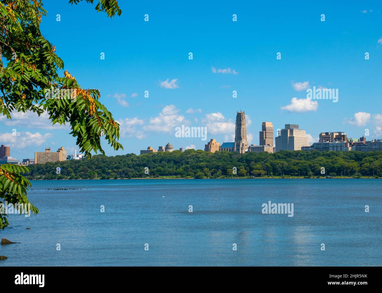 Vista di New York dal percorso a piedi del fiume Hudson a Edgewater, New Jersey. Con vista della tomba di Grant e della chiesa Riverside a New York, cielo blu. Foto Stock