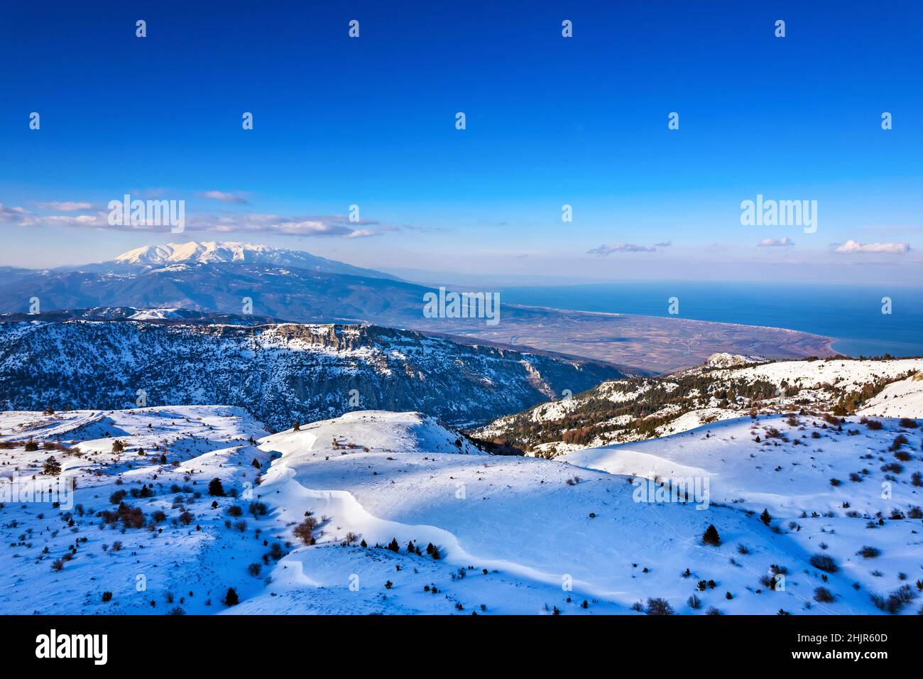 Vista sul monte Kissavos (1978 m.), Larissa, Tessaglia, Grecia. Sullo sfondo il Mar Egeo e la montagna Olympus. Foto Stock