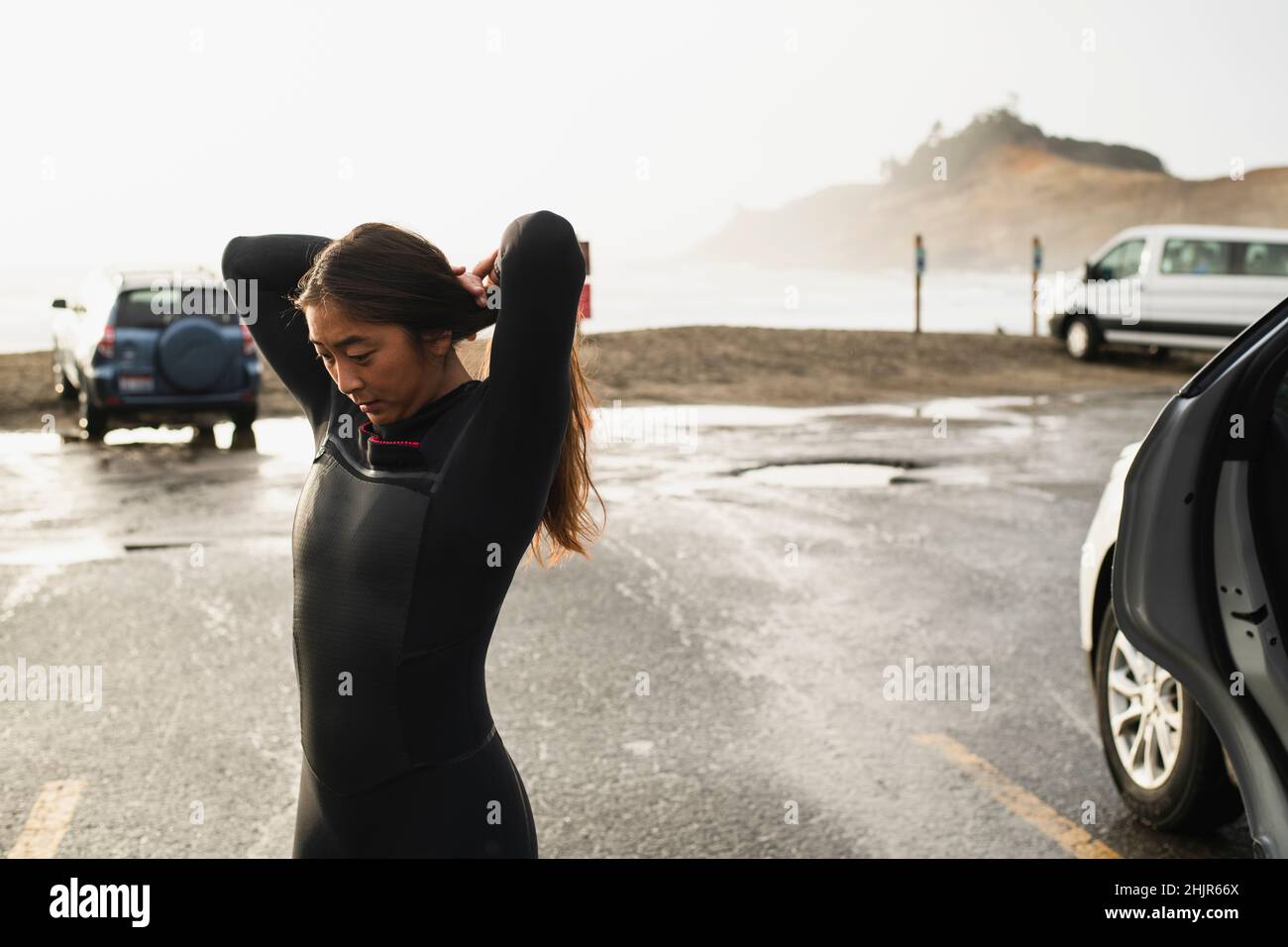 Giovane donna che si prepara a navigare in Oregon costiero Foto Stock