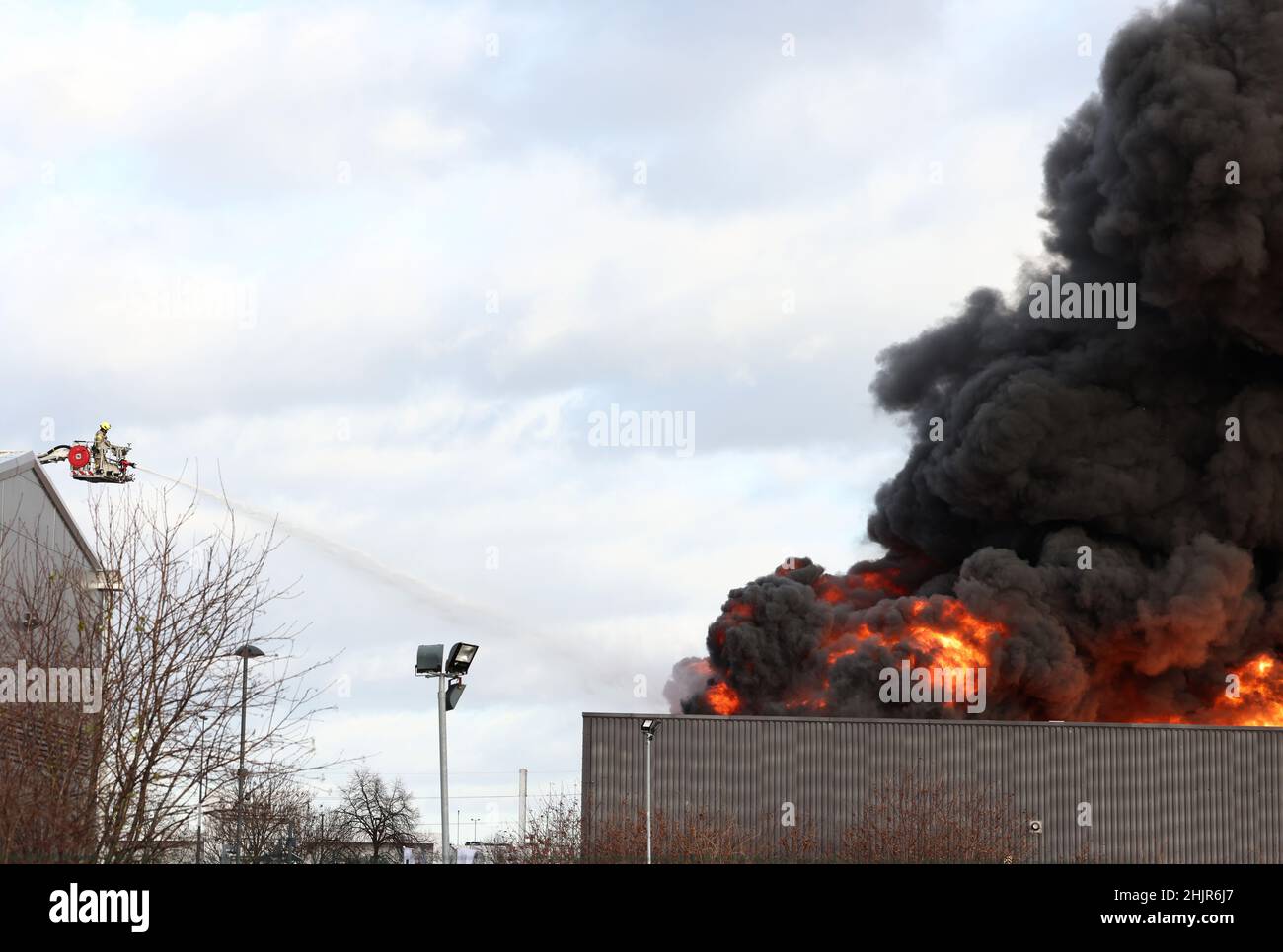 Nottingham, Nottinghamshire, Regno Unito. 31st gennaio 2022. Un vigile del fuoco batte un bizzarro in un centro di riciclaggio in una tenuta industriale nella zona di Dunkerque. Credit Darren Staples/Alamy Live News. Foto Stock