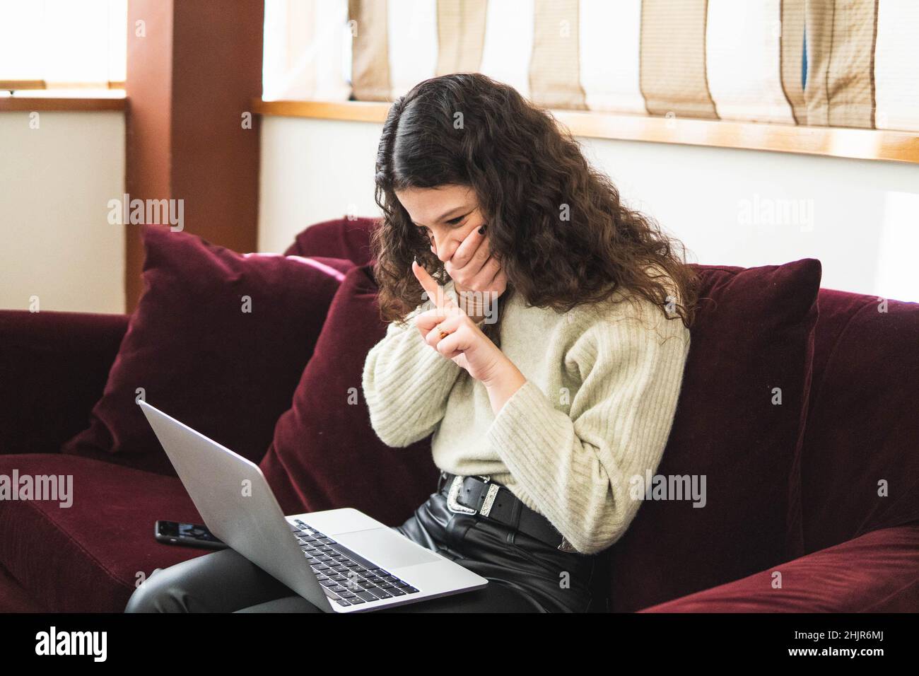 lingua dei segni di lingua femminile durante la videochiamata Foto Stock