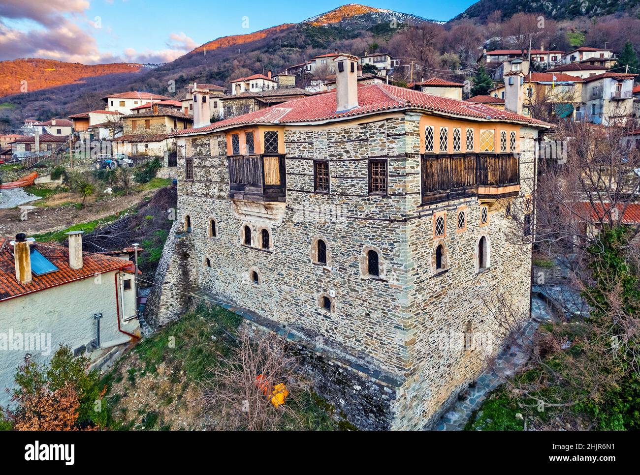 Ambelakia villaggio montagna Kissavos, Tempe (o 'tempi') comune, Larissa, Tessaglia, Grecia. In primo piano, Schwarz ('Mavros') palazzo. Foto Stock