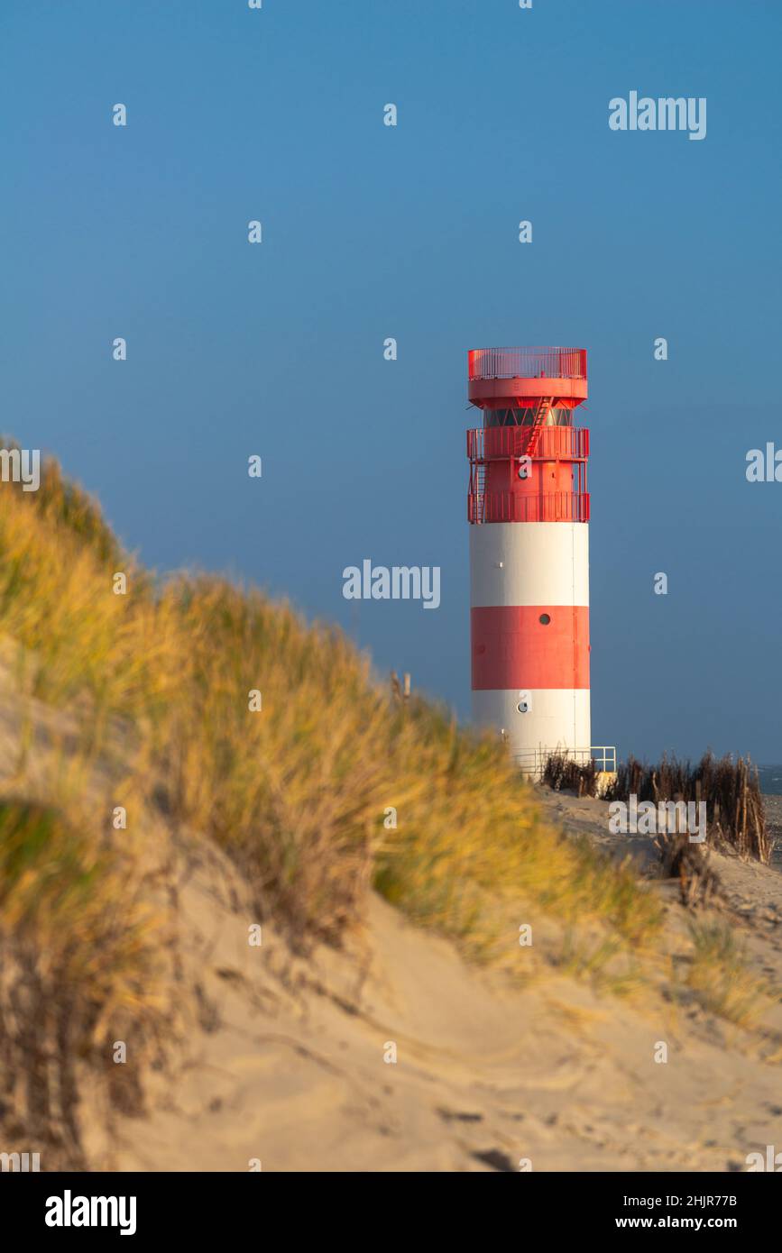 Faro sulla spiaggia della Dune, isola d'alto mare di Heligoland, Mare del Nord, Germania del Nord, Europa Centrale Foto Stock