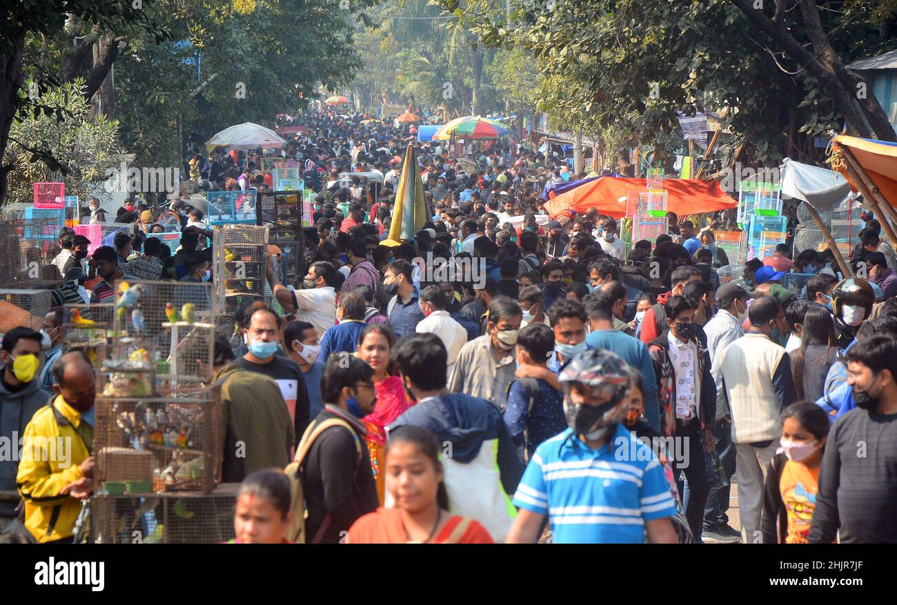 Kolkata, Bengala Occidentale, India. 30th Jan 2022. Folla massiccia in un mercato di animali domestici in mezzo covid-19 pandemic. wasÂ il più grande andÂ e il più antico mercato di animali domestici di Kolkata. Questo mercato per animali domestici, noto anche come ''Bagbazar Sokher Haat''. La città di Joy ospita il mercato degli animali domestici ogni domenica dalle prime ore del mattino al tardo pomeriggio. È stato scritto su carta per mantenere i protocolli di covid e di distanziamento sociale. Ma in qualche modo la maggior parte della gente lo ha dimenticato. Negli ultimi 24hours casi il numero totale di casi di convivenza è stato di 234.281 e 893 morti. (Credit Image: © Rahul Sadhukhan/Pacific Press via ZUMA Press Wire) Foto Stock