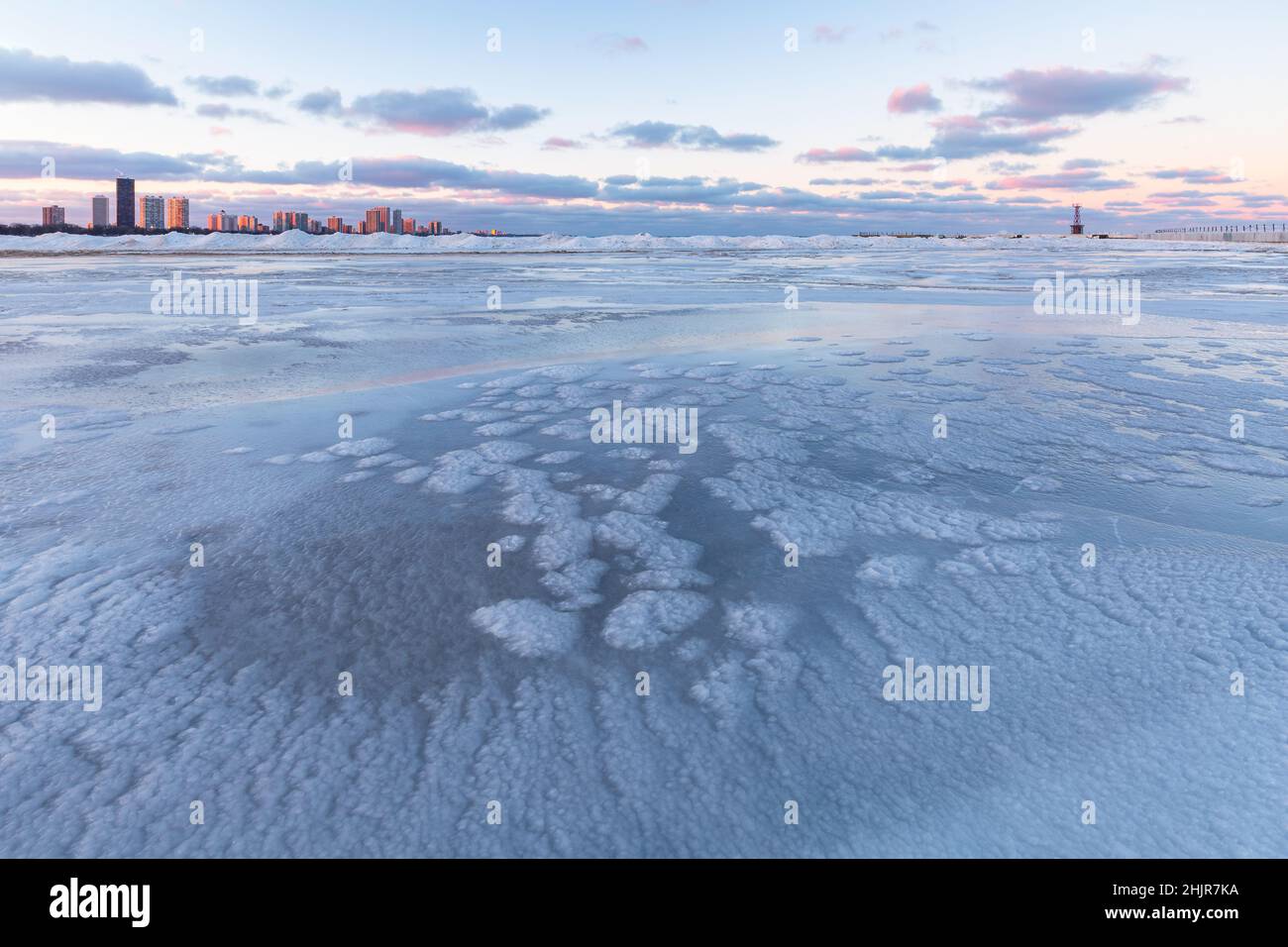 Formazioni di ghiaccio sulla spiaggia di Montrose a Chicago. Foto Stock