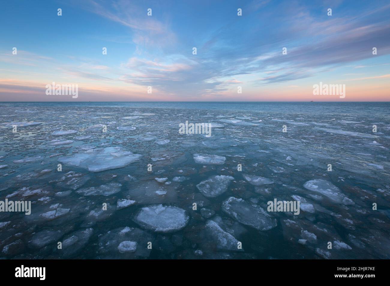 Il ghiaccio galleggia sul lago Michigan a North Avenue Beach, Chicago. Foto Stock