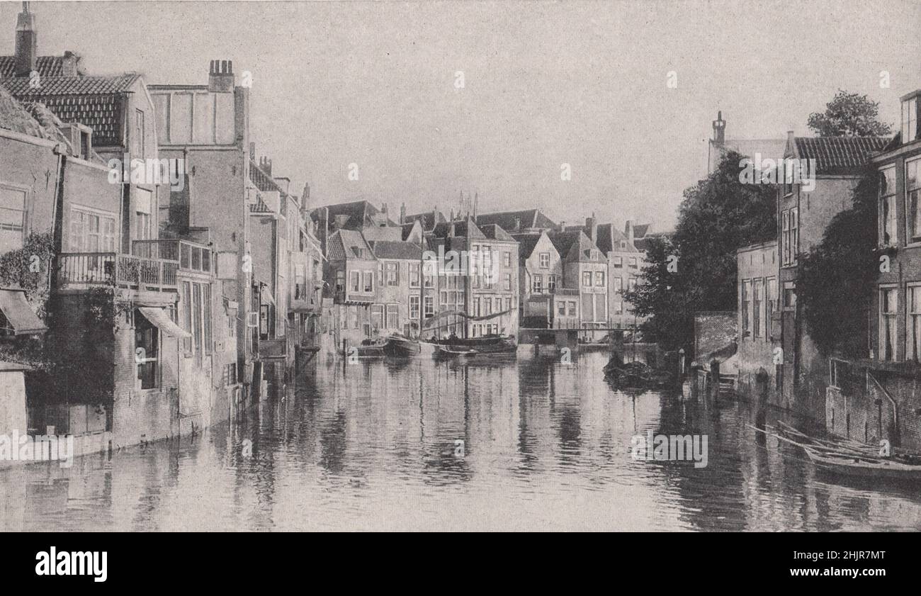 Scena del canale a Dordrecht, il principale centro commerciale olandese nel Medioevo. Paesi Bassi. Olanda (1923) Foto Stock