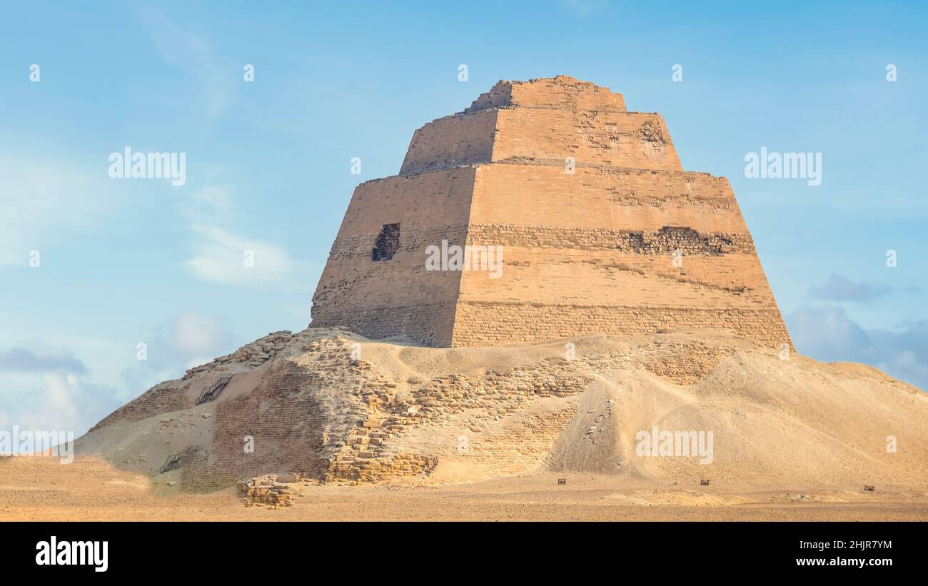 Meidum, è un sito archeologico nel basso Egitto. La piramide fu la prima a scollata diritta dell'Egitto, ma in parte crollò. L'area è situata in prossimità di Foto Stock