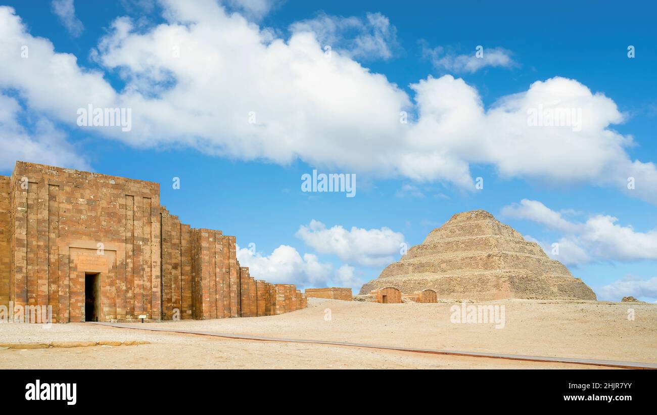 Memphis, Egitto - la più antica piramide in piedi in Egitto, progettata da Imhotep per il re Djoser, situato a Saqqara, un antico buri Foto Stock