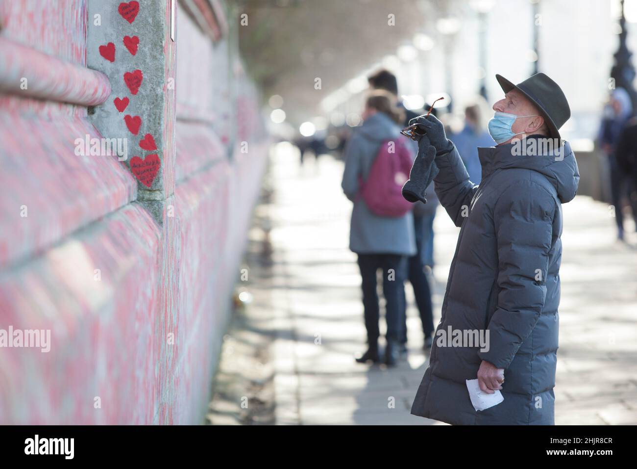 Londra, UK, 31 gennaio 2022: Il National Covid Memorial Wall, sulla riva sud del Tamigi, in cui ogni persona che è morta nella pandemia è rappresentata da un cuore rosso, è un sito importante per le famiglie che hanno perso i propri cari. Il memoriale si trova proprio di fronte alle Camere del Parlamento, dove il primo ministro Boris Johnson sta parlando questo pomeriggio circa i risultati della relazione elaborata dal funzionario sue Gray circa le violazioni delle leggi di blocco a 10 Downing Street durante la pandemia di coronavirus. Anna Watson/Alamy Live News Foto Stock