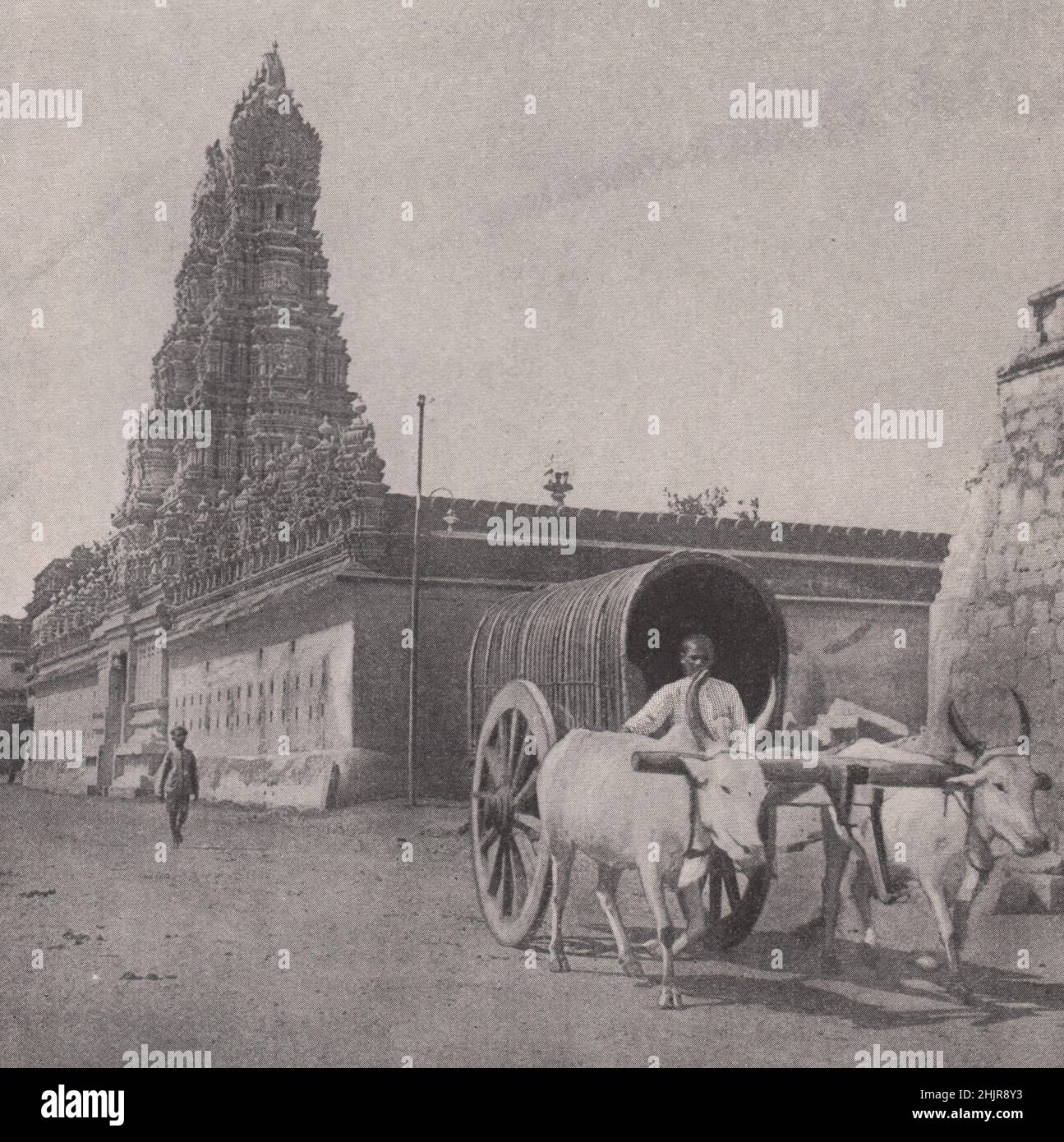 Intricato ingresso ad un tempio a Mysore. India Meridionale (1923) Foto Stock