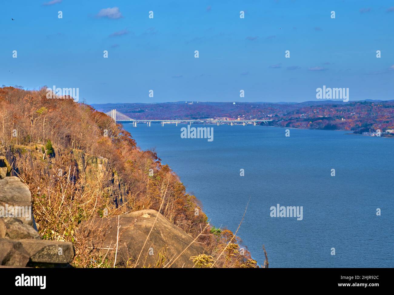 New Jersey, New York state Line osservano le scogliere di Palisade e il fiume Hudson in autunno. Con vista sul Ponte del Governatore Mario M.Cuomo. Foto Stock