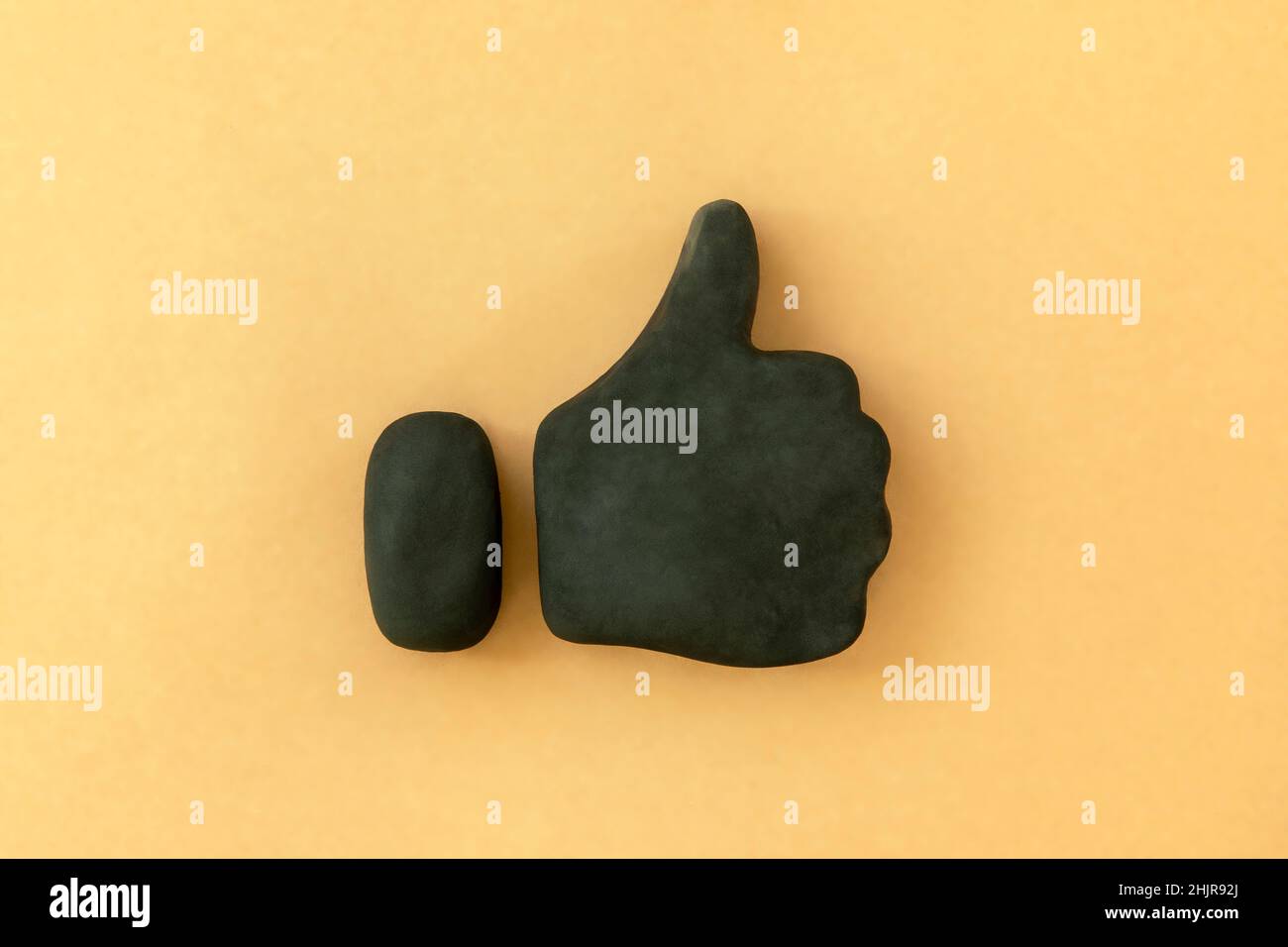 Pollice su simbolo. 3d icona a forma di pollice nero su sfondo neutro. Concetto di successo e approvazione. Foto Stock