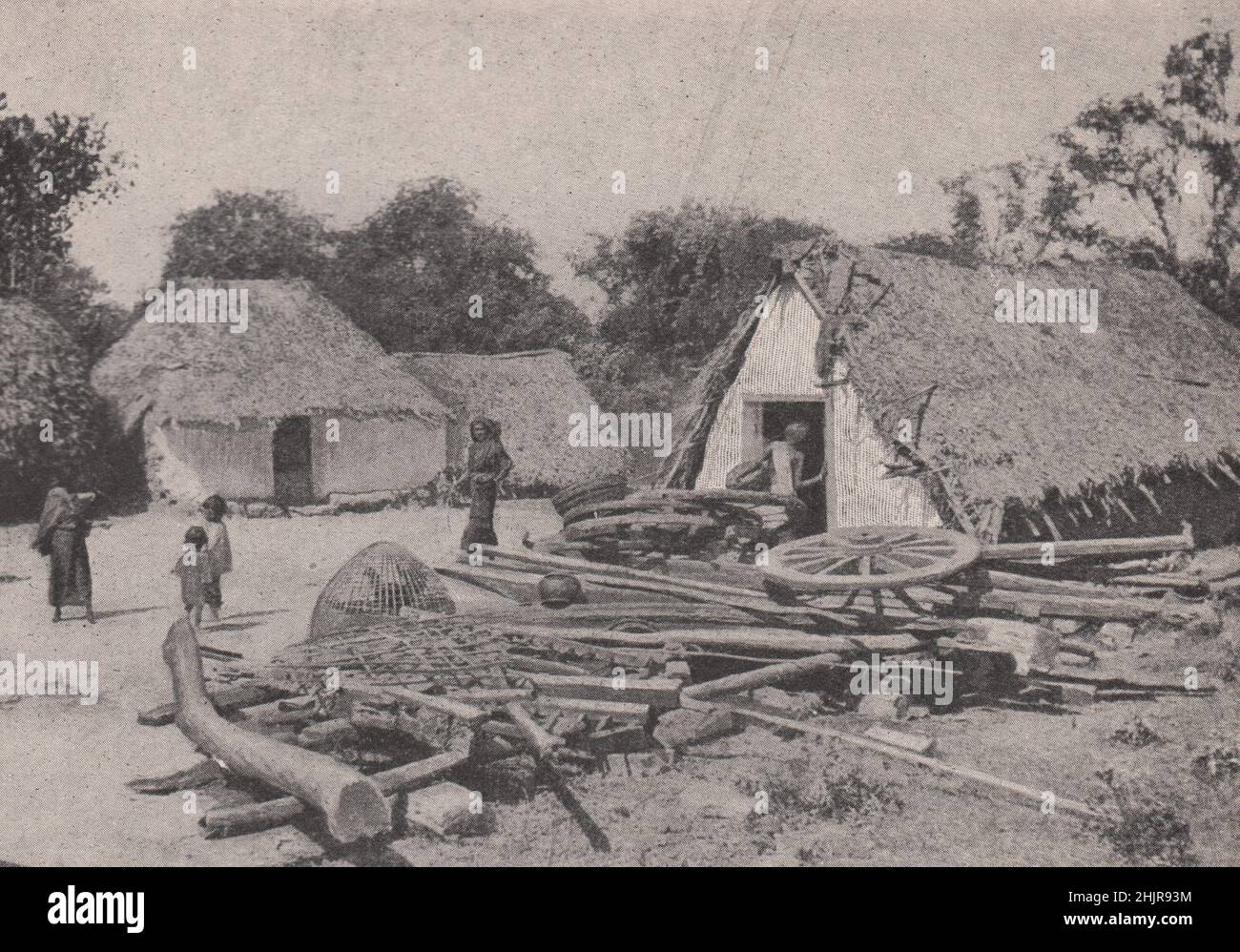 Negozio di Wheelwright in un piccolo villaggio di Mysore. India Meridionale (1923) Foto Stock