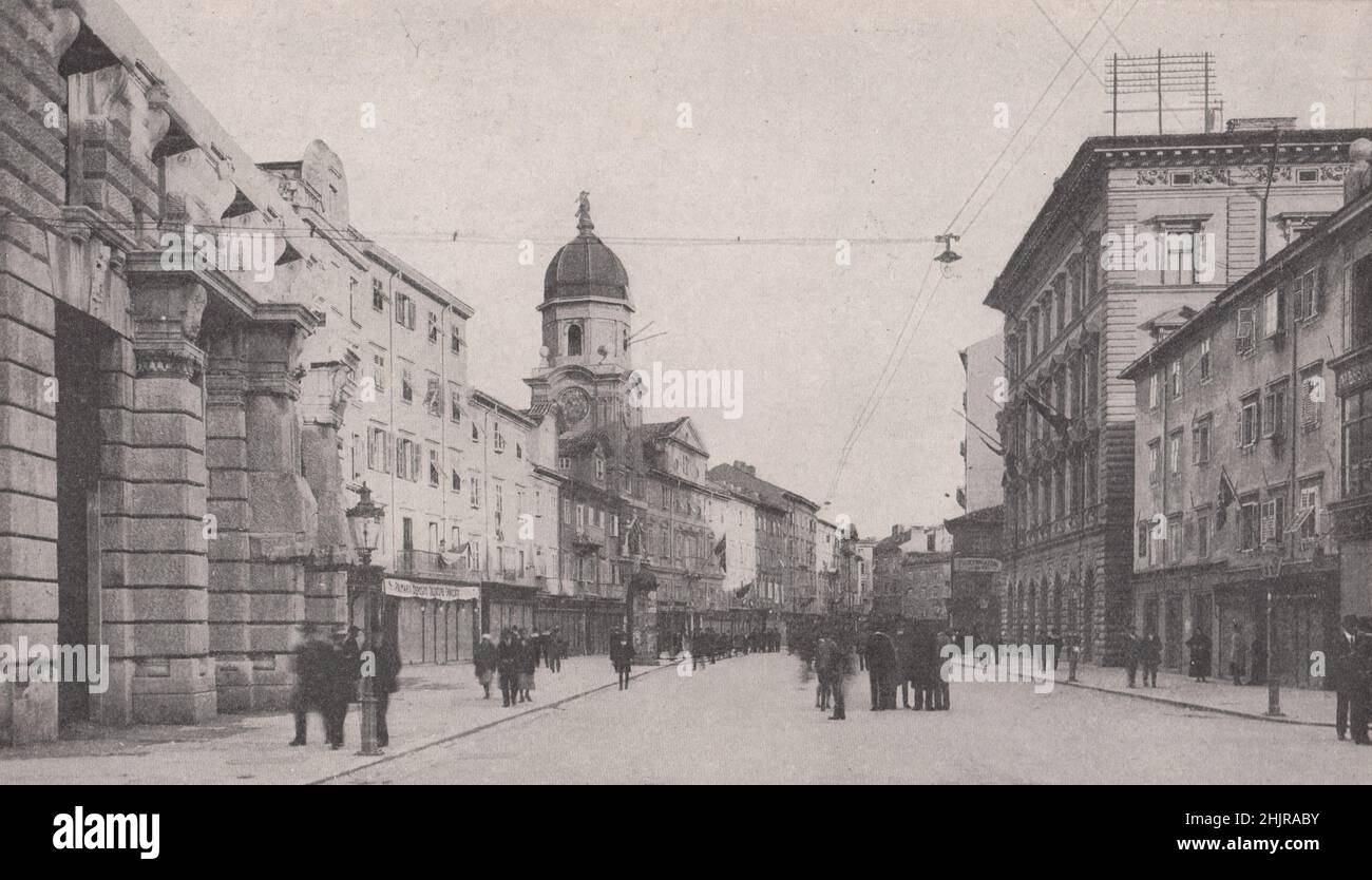 Guardando lungo il corso, la strada principale di Fiume con l'ufficio postale sulla destra. Croazia (1923) Foto Stock