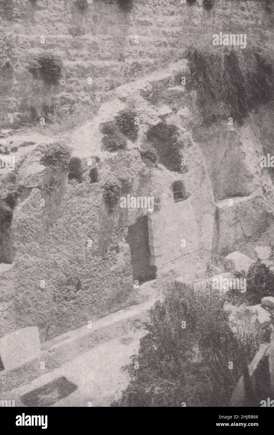 La tomba scavata nella roccia ai piedi del "nuovo Calvario". Israele. Gerusalemme (1923) Foto Stock