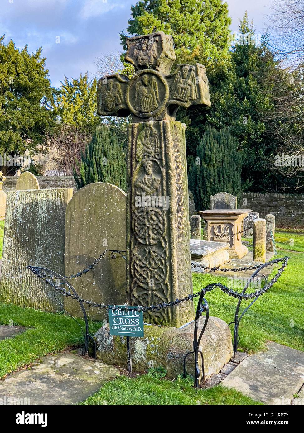 Antica Croce celtica del 9th secolo nella Chiesa di Eyam, Derbyshire, Regno Unito Foto Stock