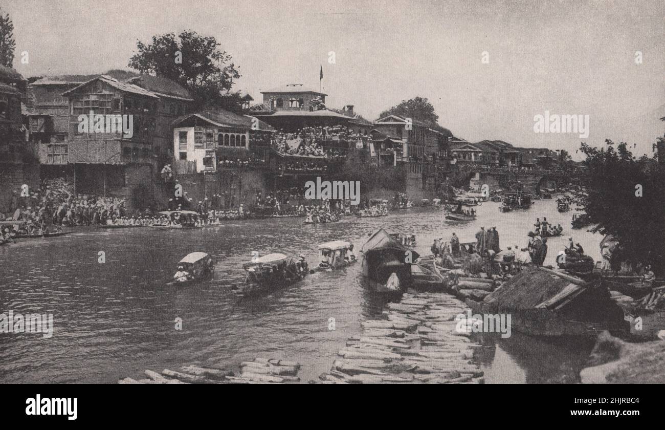 Folla che fiancheggiano il Jhelum per guardare il ritorno del Maharaja a Srinagar. Pakistan (1923) Foto Stock