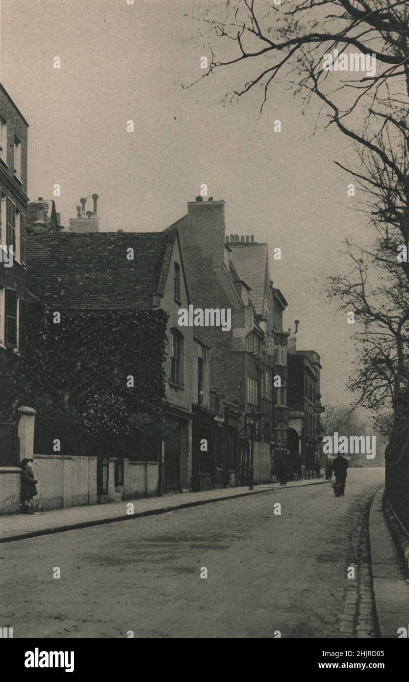 Cheyne Walk, Chelsea, ha case del 18th-secolo con porte dipinte luminose e si affaccia su arbusti ruscelli al fiume. Londra (1923) Foto Stock