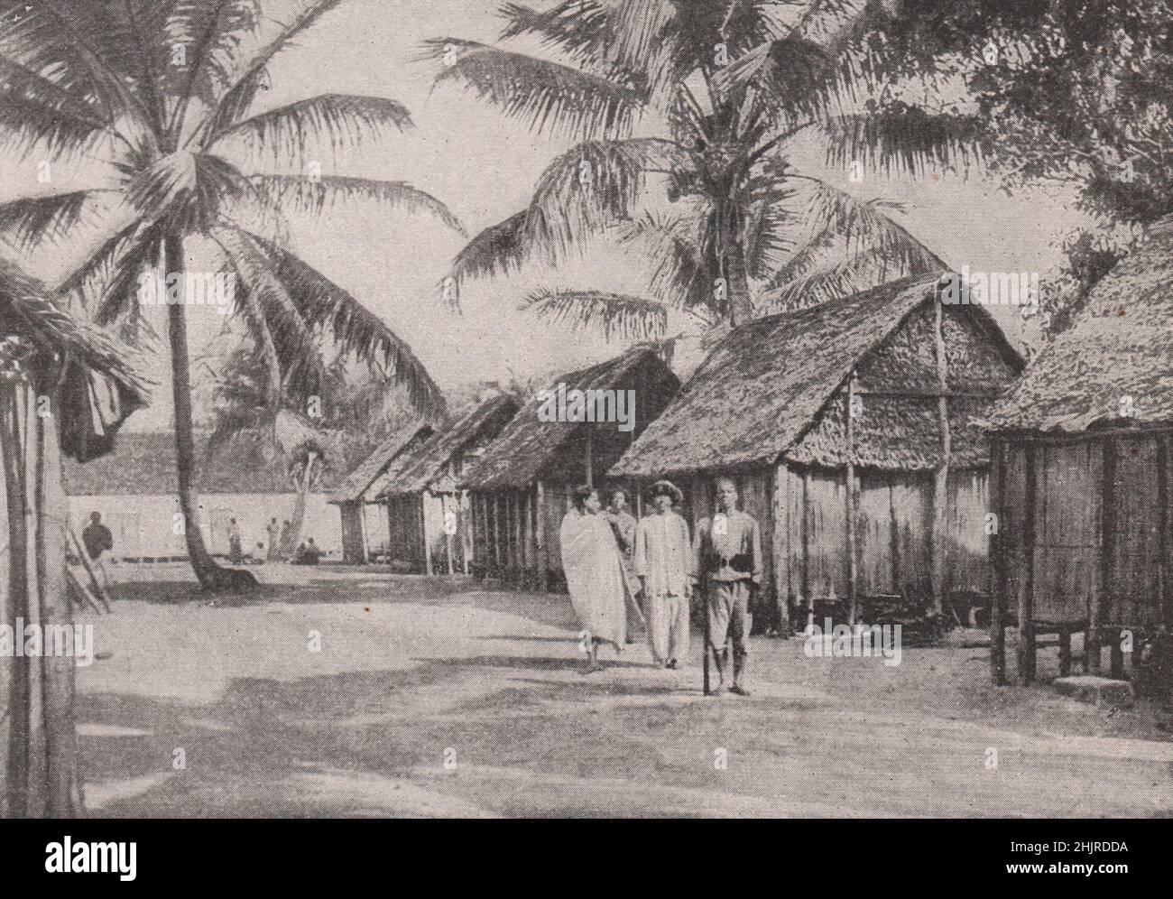 Case in paglia in una ben tenuta strada di Diego Suarez. Madagascar (1923) Foto Stock