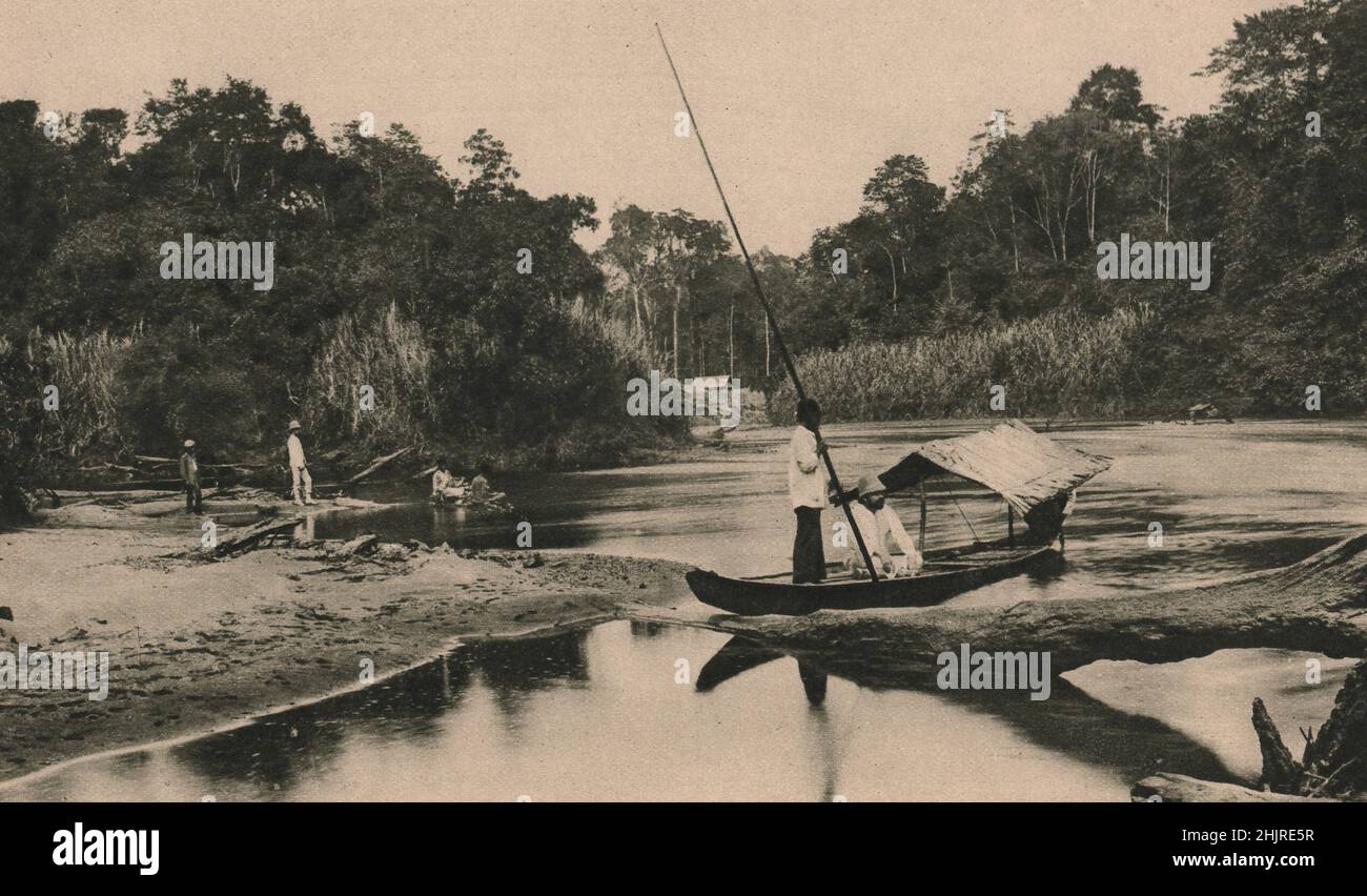 Java è ben fornito di fiumi dove fitti boschi. Solo i sampani possono navigare nelle loro alte rande. Indonesia (1923) Foto Stock