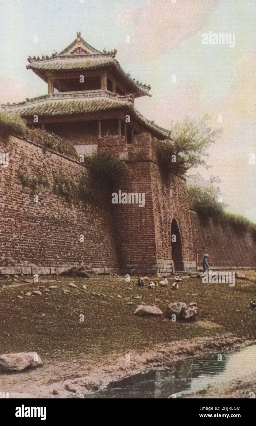MANCIURIA. Le porte coperte nelle possenti mura di Liao-yang non si setolano più con uomini a braccia, ma con alberi e cespugli. Cina (1923) Foto Stock
