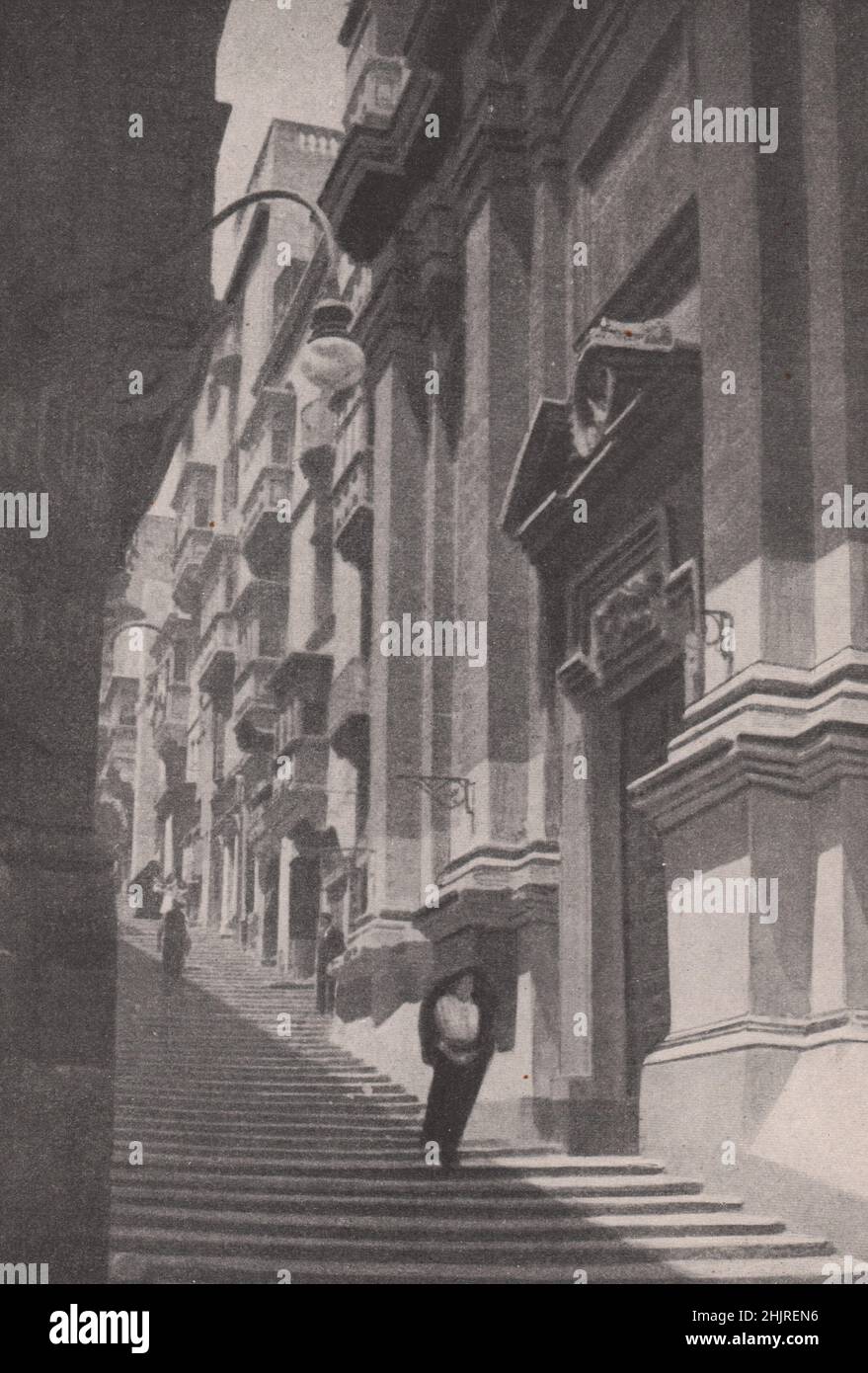 Ripida, vecchia scala Street nella capitale di Malta (1923) Foto Stock