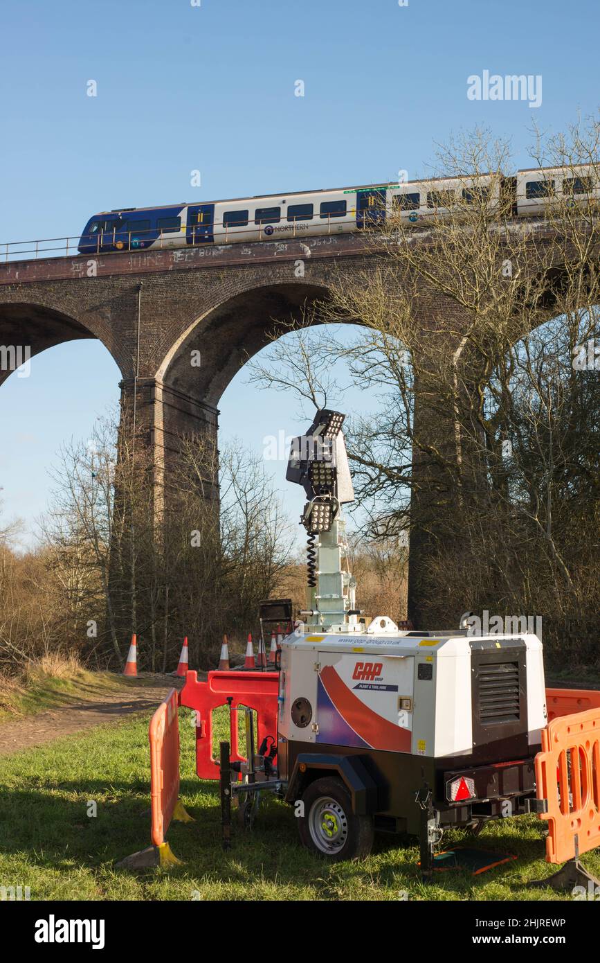 Reddish vale Stockport UK il fiume ha lavato via il terrapieno esponendo le fondazioni. Lavori urgenti effettuati su Network Rail Murphy Plant UK Foto Stock