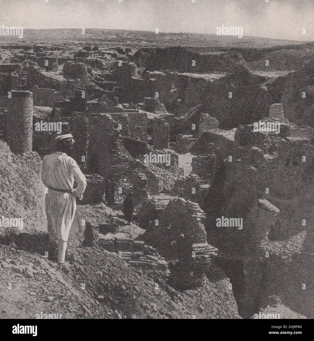 Scavi di antiche rovine di Babilonia da parte dell'Eufrate. Iraq. Mesopotamia (1923) Foto Stock