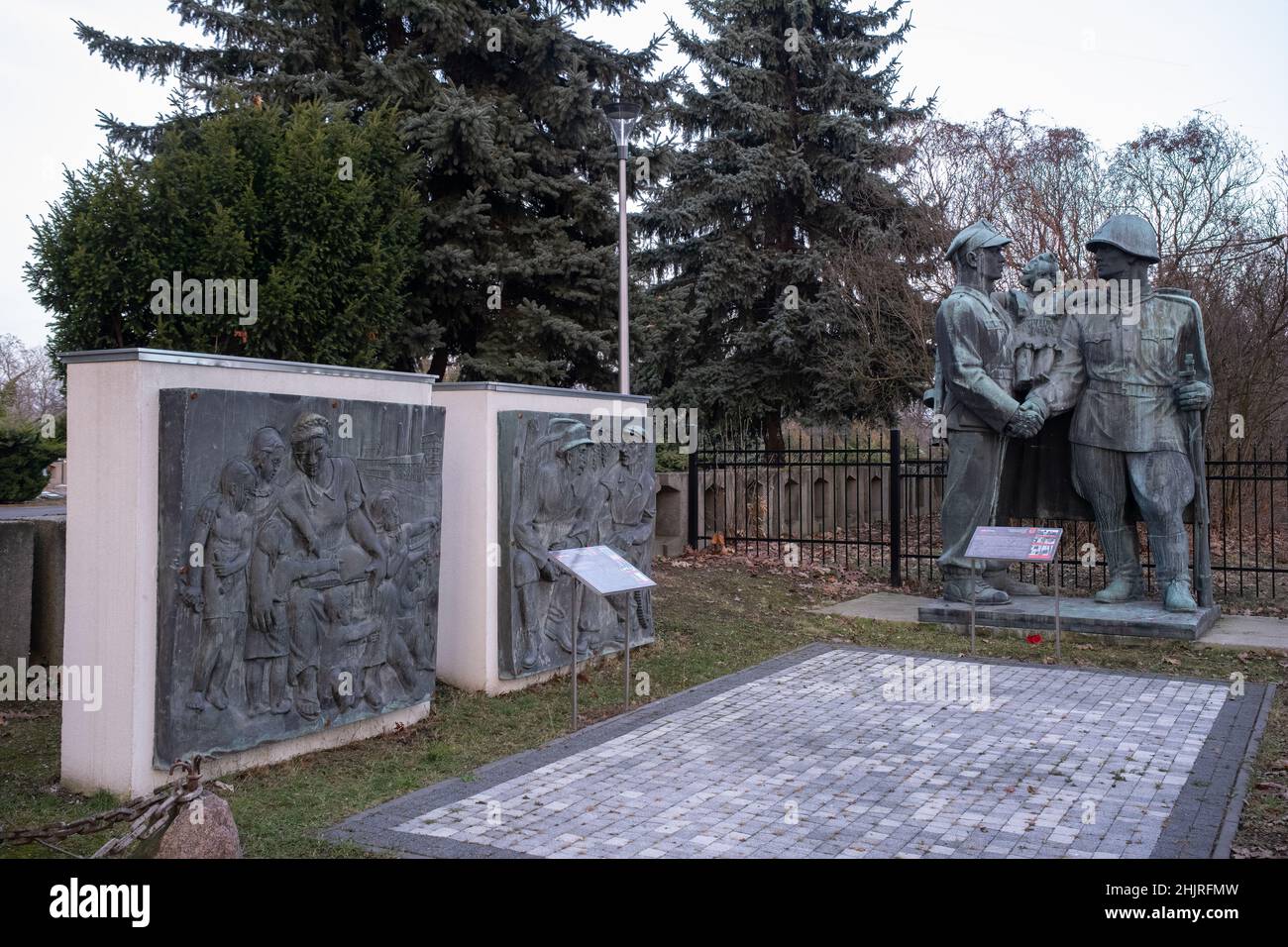 Legnica, Polonia - 13 gennaio 2022. Cimitero di guerra sovietico. Qui sono sepolti soldati e ufficiali caduti durante i combattimenti per Liegnitz (ora Legnica) Foto Stock