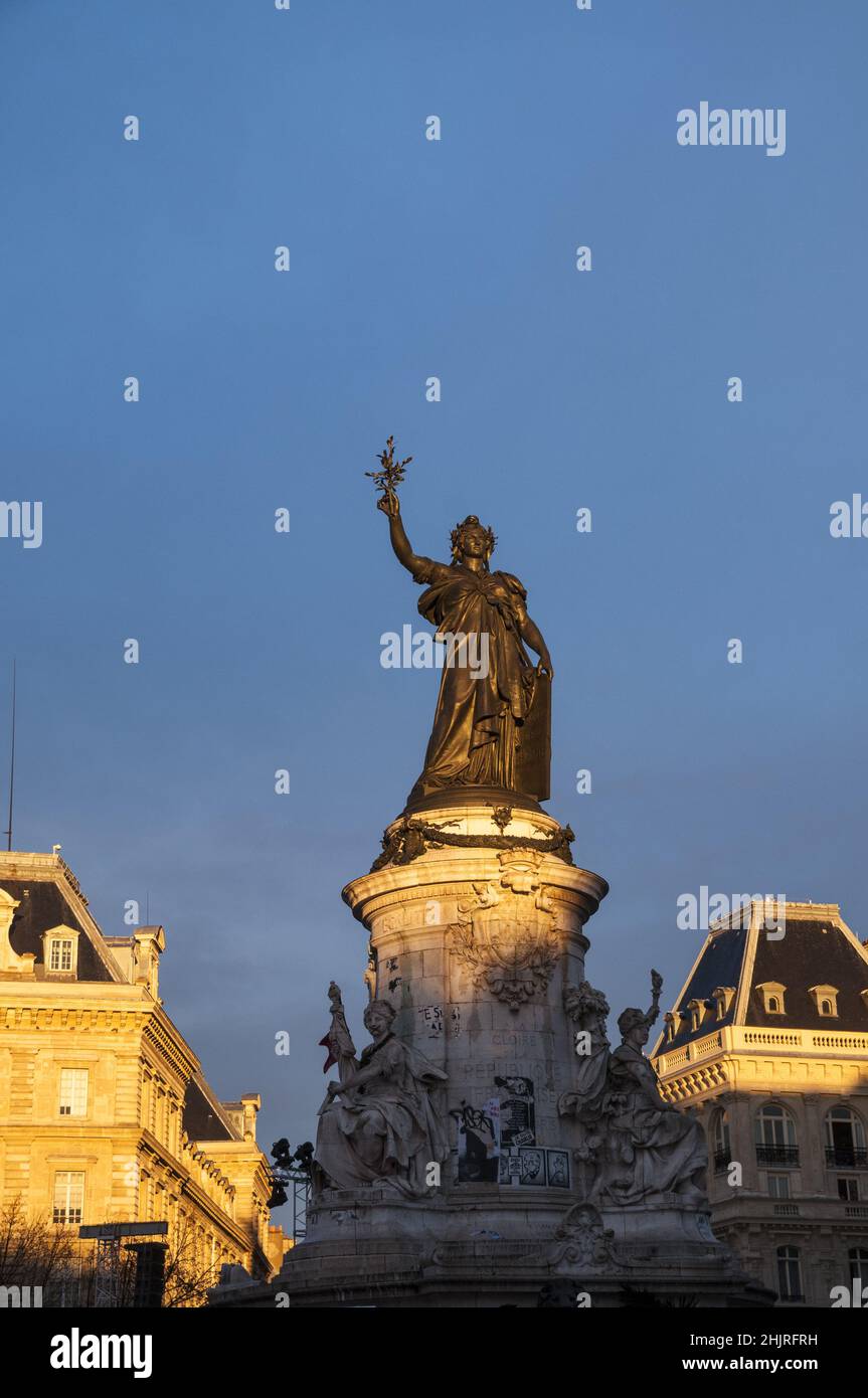 Francia. Parigi. Piazza della Repubblica, 2016-01-10: Giornata commemorativa e tributi alla memoria delle vittime degli attentati terroristici a Parigi nel gennaio 2015 Foto Stock