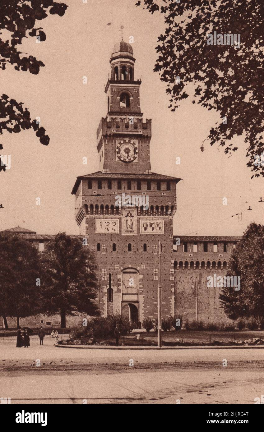 Macchicolato e avvolto in loop, il grim Castello Sforzesco non minaccia più il moschettiere, ma apre le sue porte come un museo. Italia. Milano (1923) Foto Stock