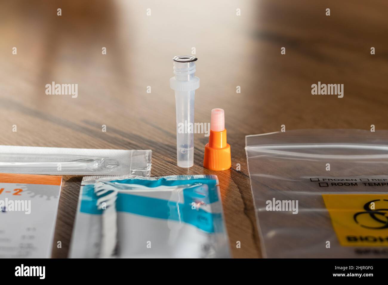 Test rapido Covid-19 per uso domestico sul piano portapaziente. Foto Stock