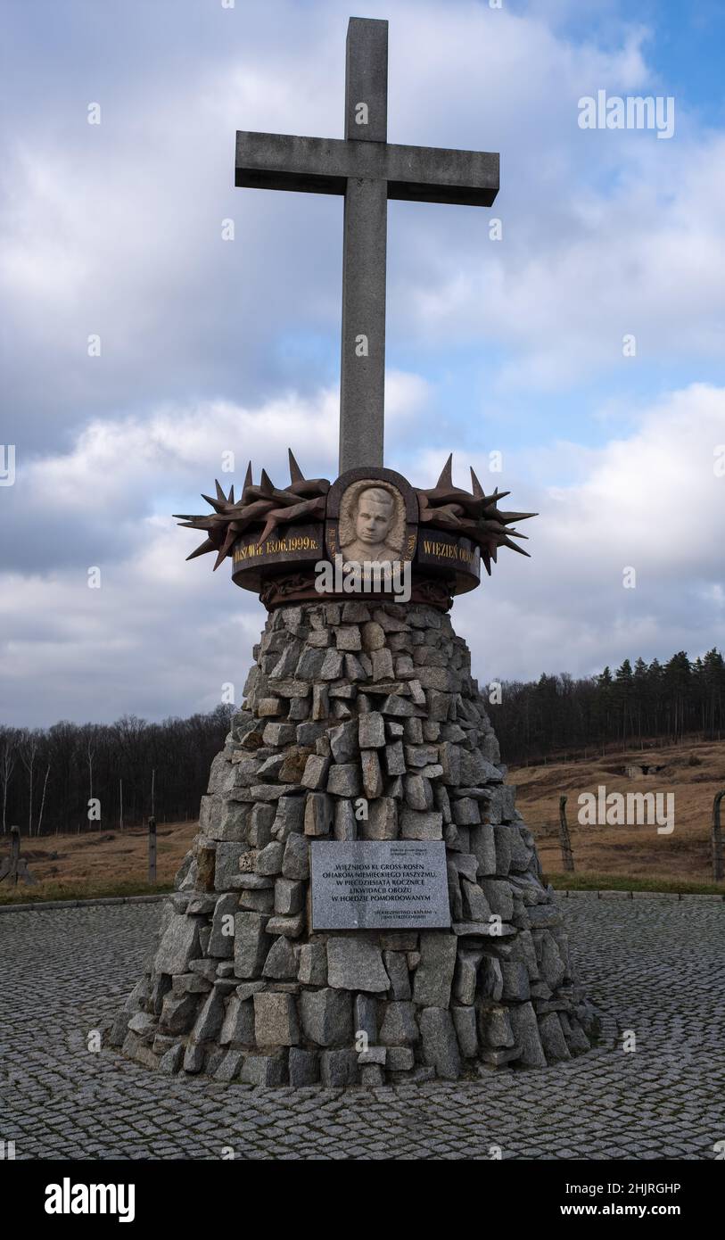 Rogoznica, Polonia - 15 gennaio 2022. Campo di concentramento e di lavoro Gross-Rosen (Rogoznica). Sito commemorativo. Messa a fuoco selettiva. Inverno giorno di sole Foto Stock