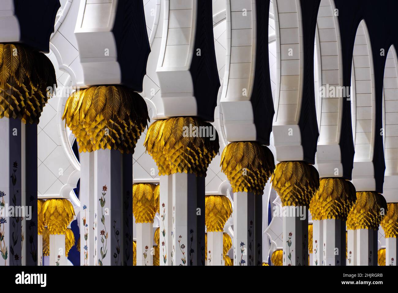Marmi e colonne dorate dettaglio astratto della Grande Moschea Sheikh Zayed Foto Stock