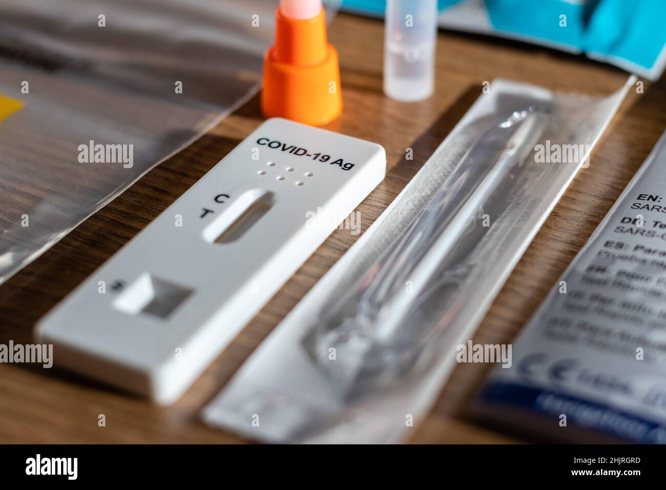 Primo piano del test rapido Covid-19 per uso domestico. Foto Stock