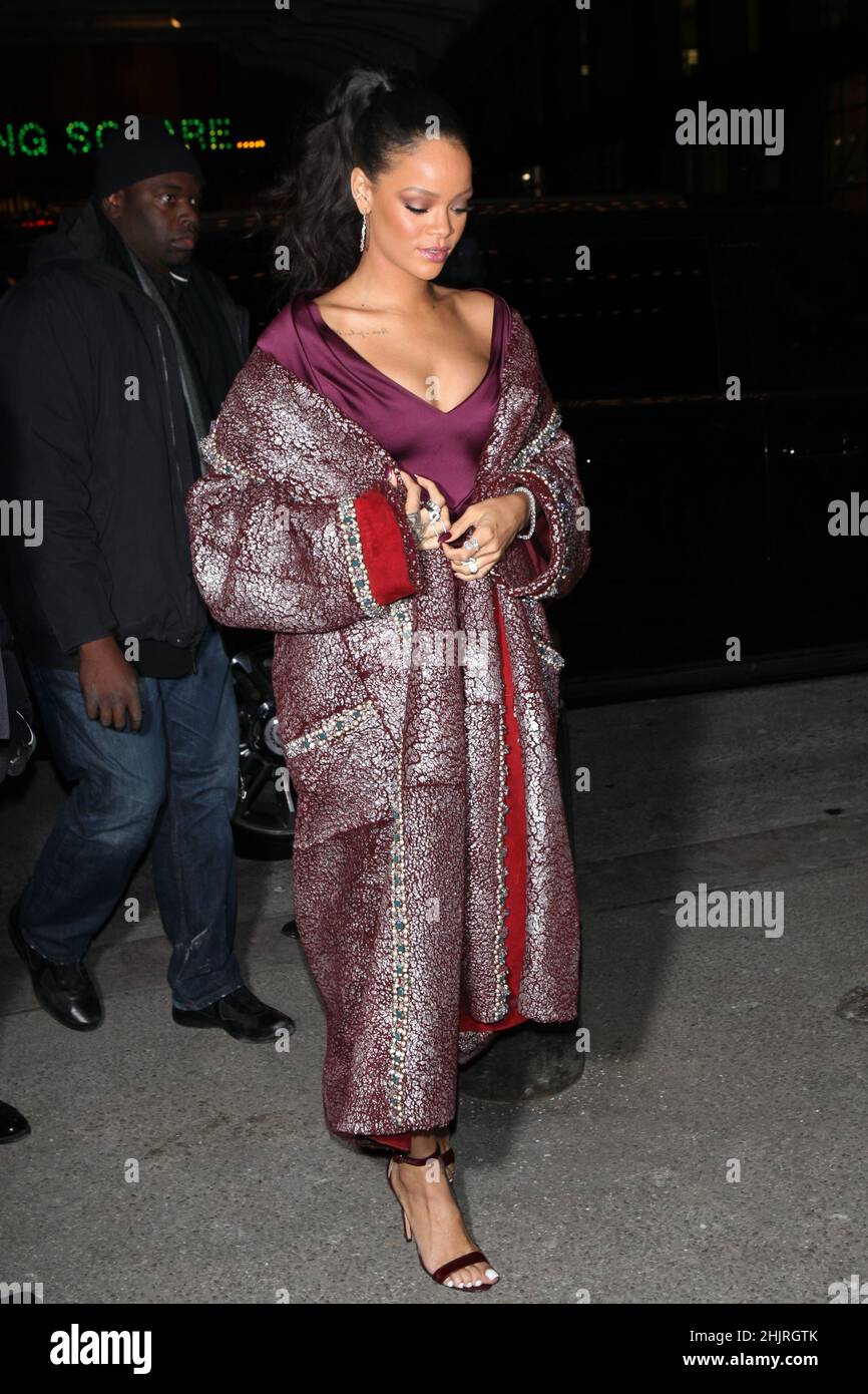 **FILE PHOTO** Rihanna e A$AP Rocky aspettano il primo bambino insieme. NEW YORK, NY - 16 FEBBRAIO: Rihanna arriva alla MBFW Autunno 2015 Zac Posen Fashion Show a Vanderbilt Hall al Grand Central Terminal il 16 febbraio 2015 a New York City. (Foto di Diego Corredor/Mediapunch) Foto Stock