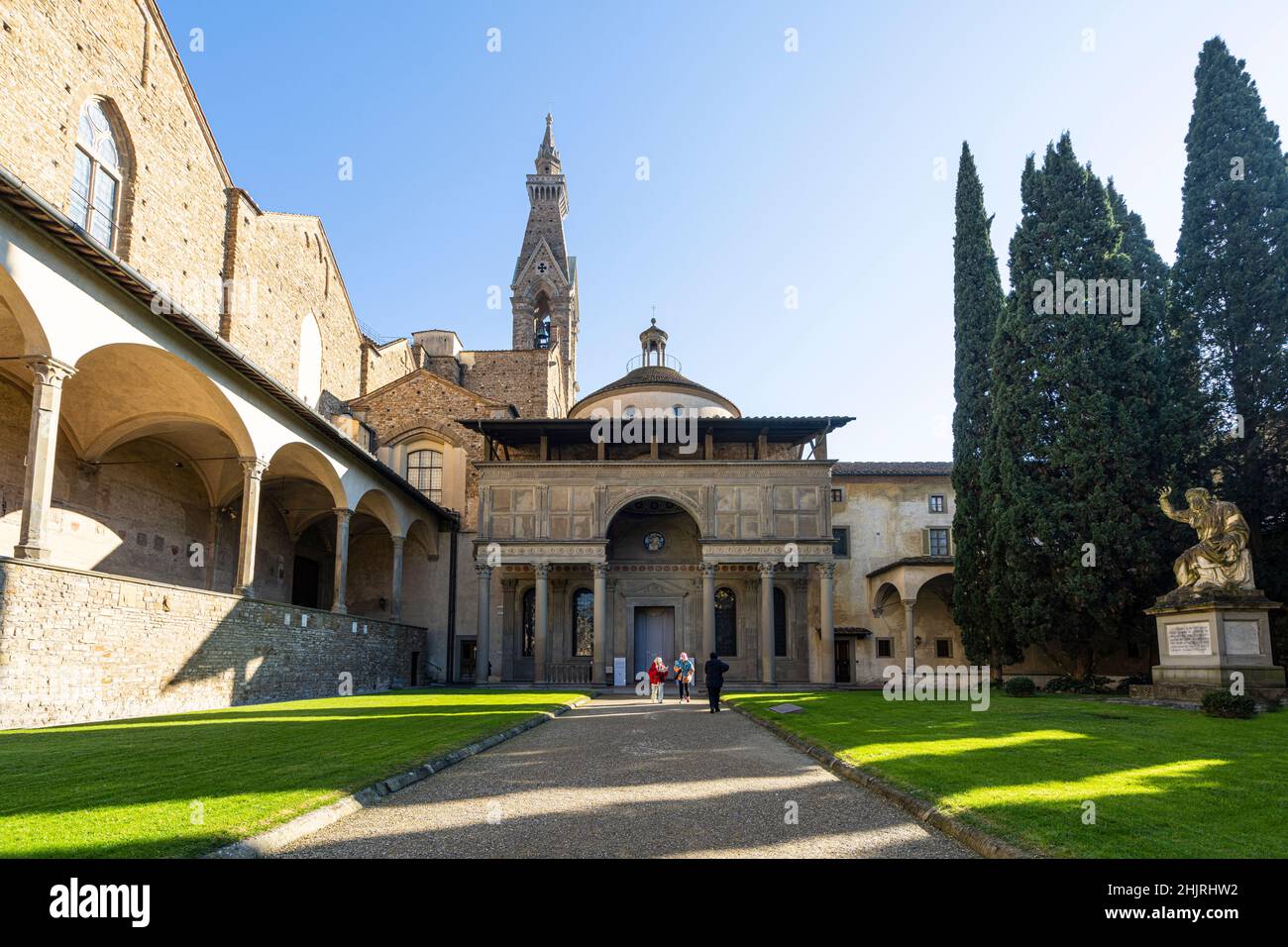 Firenze, Italia. Gennaio 2022. Vista interna del grande chiostro della Santa Croce nel centro storico della città Foto Stock