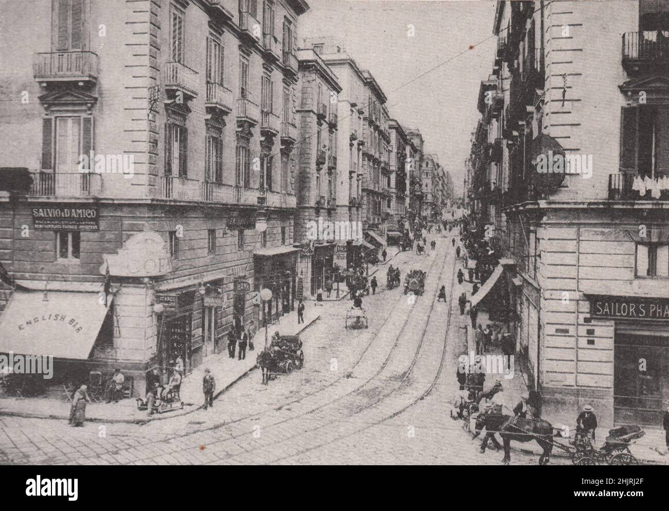 Dalla strada Nuova si affaccia sulla strada del Duomo. Italia. Napoli (1923) Foto Stock