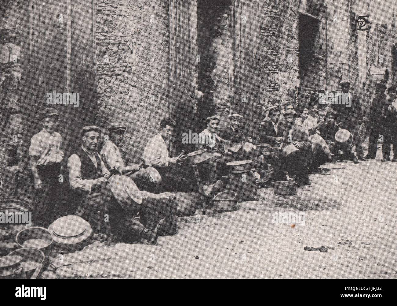 Coppersmiti al lavoro per le strade di Napoli. Italia (1923) Foto Stock