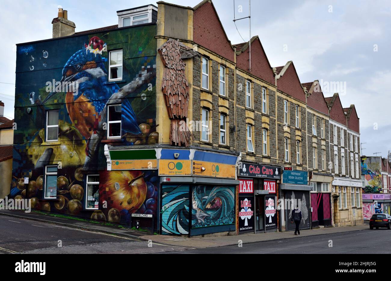 Street art, Bristol UK e Bedminster in particolare ha un sacco di esempi di buona arte di strada con piuttosto un sacco di poveri tagging. Qui a lato di bu Foto Stock