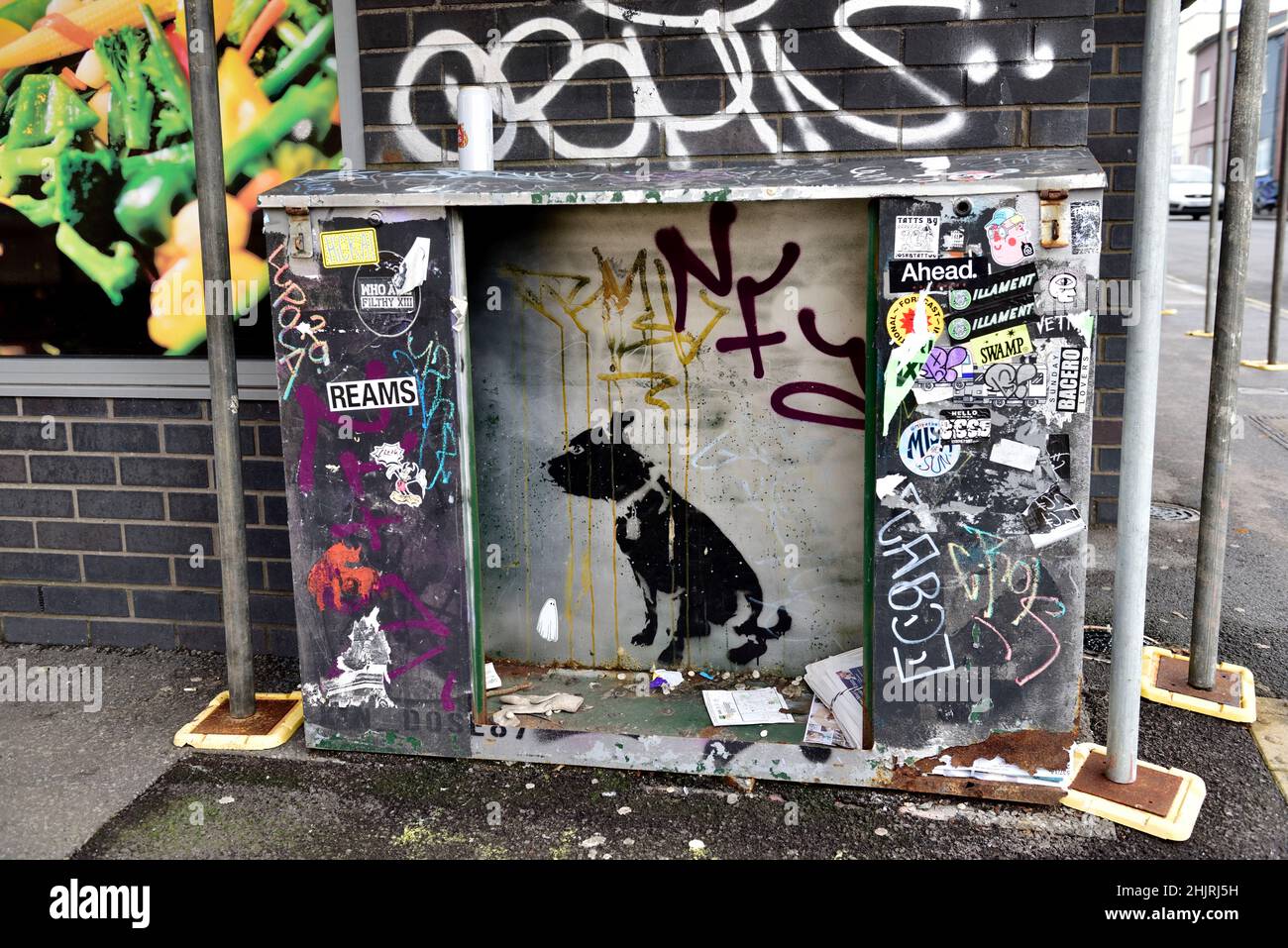 Street art, Bristol UK e Bedminster in particolare ha un sacco di esempi di buona arte di strada con piuttosto un sacco di poveri tagging Foto Stock