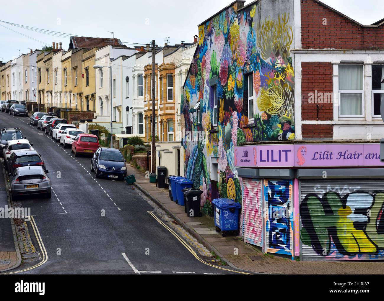 Street art, Bristol UK e Bedminster in particolare ha un sacco di esempi di buona arte di strada con piuttosto un sacco di poveri tagging. Tema marino su si Foto Stock