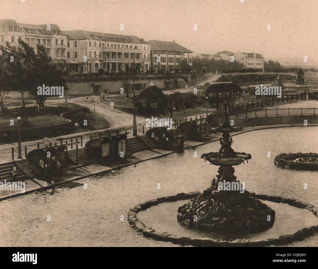 Ocean Beach è la principale attrazione di Durban e un bagno, giardini e spianata hanno sostituito le dune di sabbia. Sudafrica. Natal (1923) Foto Stock