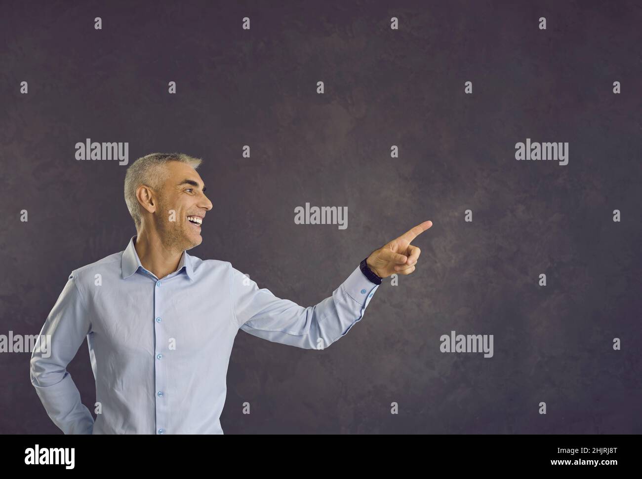 Un uomo sorridente punta a una copia vuota dello spazio sconto Foto Stock