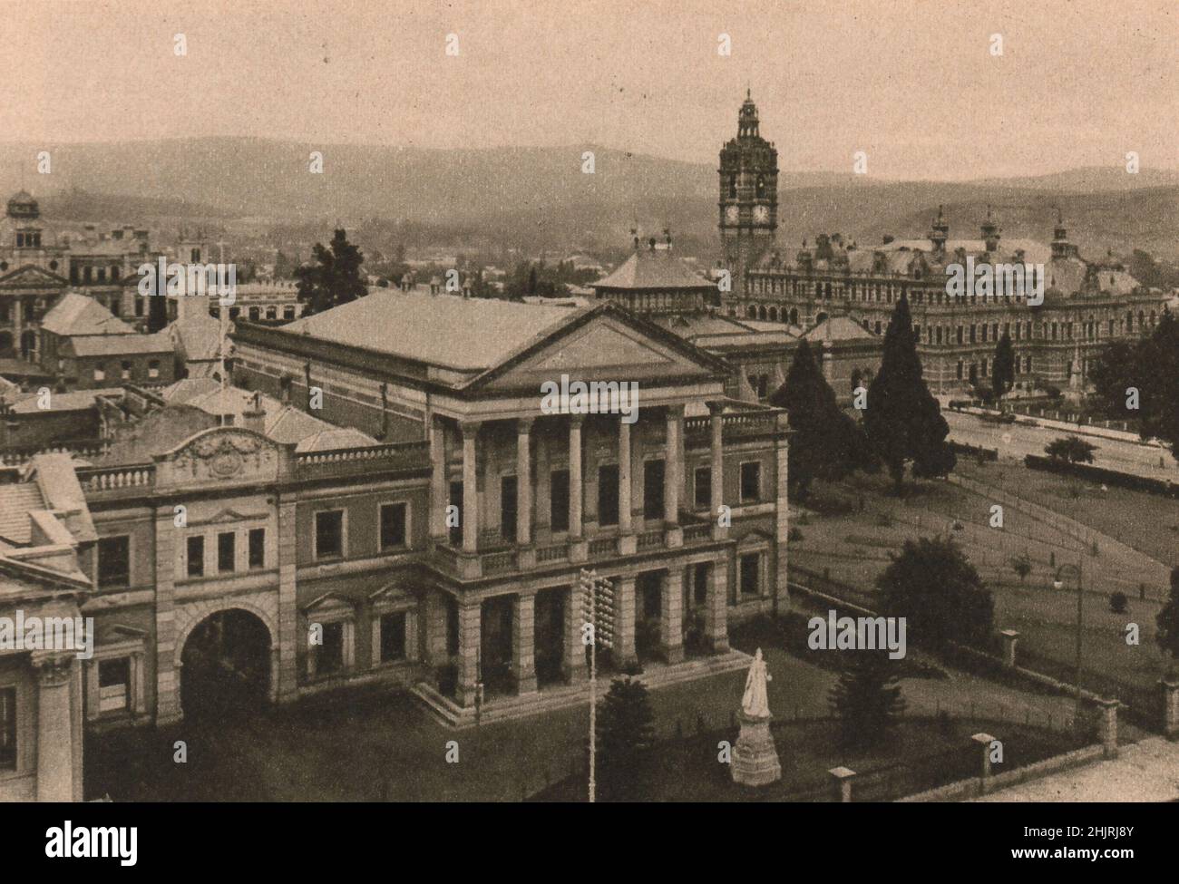 Prima dell'edificio comunale di Pietermaritzburg è stata eretta una statua di marmo bianco della Regina Vittoria. Sudafrica. Natal (1923) Foto Stock