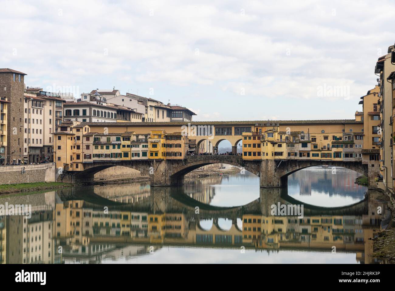 Firenze, Italia. Gennaio 2022. Vista panoramica del Ponte Vecchio sul fiume Arno nel centro storico della città Foto Stock