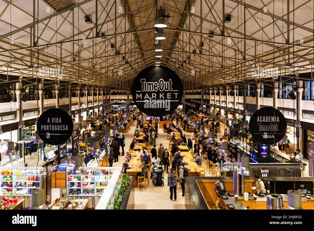 Lisbona, Portogallo - Novembre 20 2021: Vista interna del Time out Market Lisboa, una sala alimentare alla moda situata nel Mercado da Ribeira a Cais do SODR Foto Stock