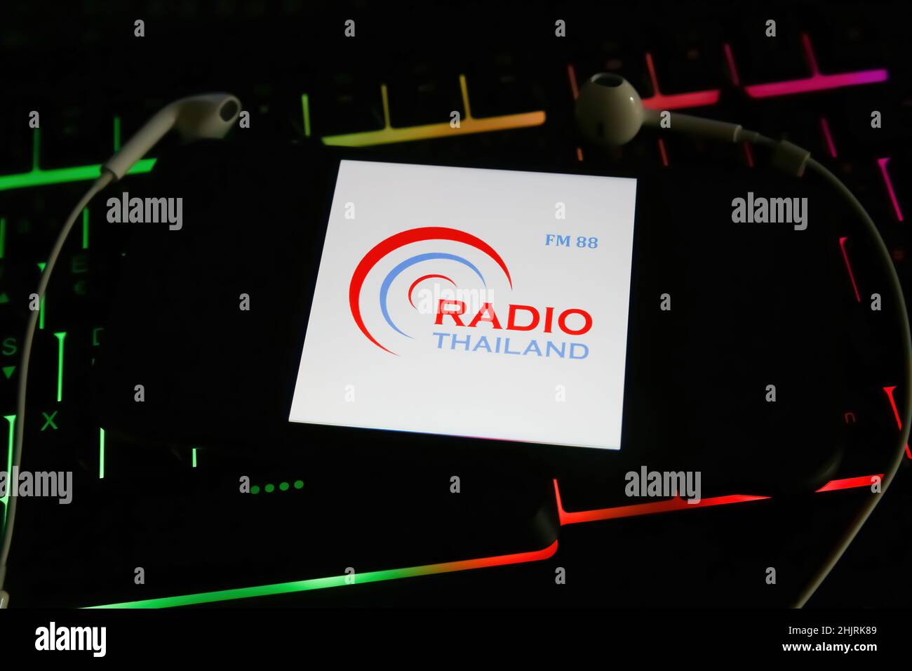Viersen, Germania - Gennaio 9. 2022: Primo piano del telefono cellulare con il logo della stazione radio fm 88 thailandese sulla tastiera del computer Foto Stock